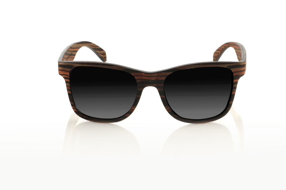 Wood eyewear of Ebony ELEGANCE. ELEGANCE wooden sunglasses stand out for their less angular frame, designed to fit wider faces or for those who prefer oversized glasses. This model is characterized by its unique construction, with laminated ebony wood on the exterior and interior and sheets of maple wood interspersed on the contravein, and by the detail of the curvature of the frame in the grip to the temples, offering not only an effect Impressive visual but also a robust structure. With generous measurements of 155x50mm and a caliber of 55, these glasses are the perfect choice for those looking to combine comfort with a bold and elegant style. for Wholesale & Retail | Root Sunglasses® 